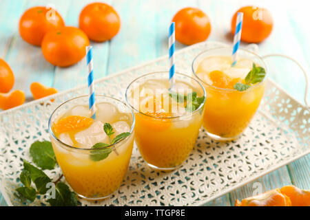 Frische Cocktails mit Eis, Minze und Mandarinen auf einer Weißen Wanne aus Metall, in der Nähe Stockfoto