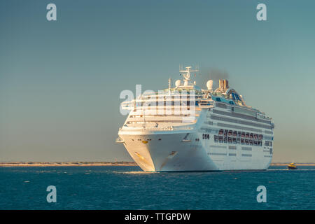 Port Adelaide, South Australia - Oktober 14, 2017: Sun Princess Kreuzfahrt Schiff auslaufen aus äußeren Hafen Passenger Terminal am späten Nachmittag Stockfoto