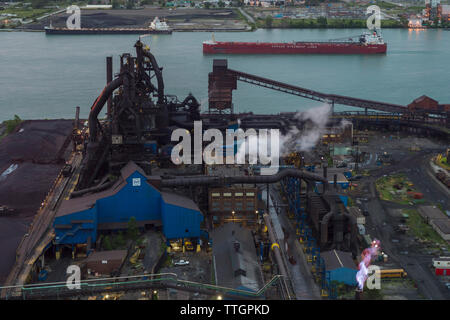 Stahlwerk, Zug Island, Detroit River, Schiff, Detroit, Michigan Stockfoto