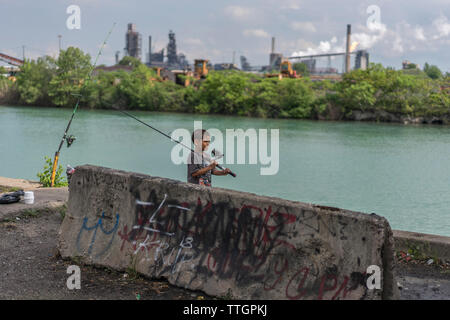 Junge Fischer, Rouge River, Stahlwerk, Detroit, Michigan Stockfoto