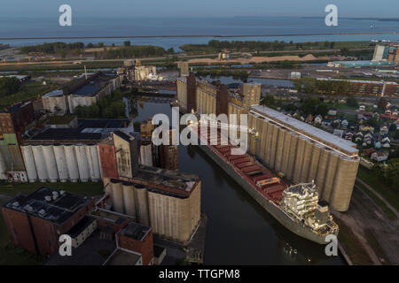 Eine kommerzielle Schiff Entlädt auf der Buffalo River, Buffalo, New York Stockfoto