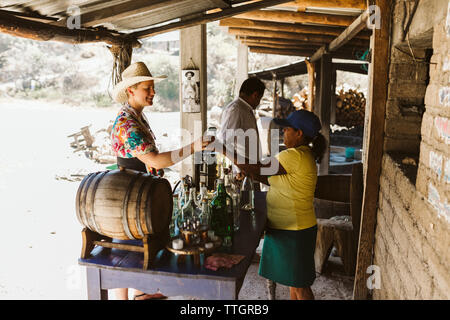 Touristische Geschmack mezcal an einem strassenrand Brennerei in Oaxaca Mexiko Stockfoto