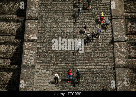 Touristen die Pyramide des Mondes aufsteigen, während auf Ferien in Mexiko Stockfoto