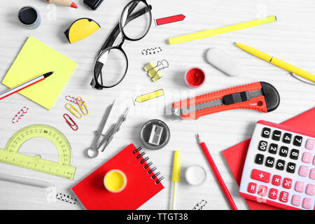 Eingestellt von Schreibwaren auf weißem Tabelle, Ansicht von oben Stockfoto