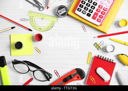 Eingestellt von Schreibwaren auf weißem Tabelle, Ansicht von oben Stockfoto