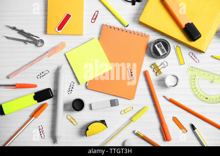 Eingestellt von Schreibwaren auf weißem Tabelle, Ansicht von oben Stockfoto