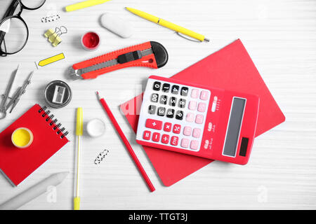 Eingestellt von Schreibwaren auf weißem Tabelle, Ansicht von oben Stockfoto