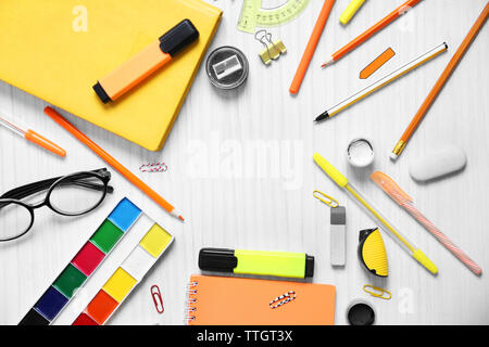 Eingestellt von Schreibwaren auf weißem Tabelle, Ansicht von oben Stockfoto