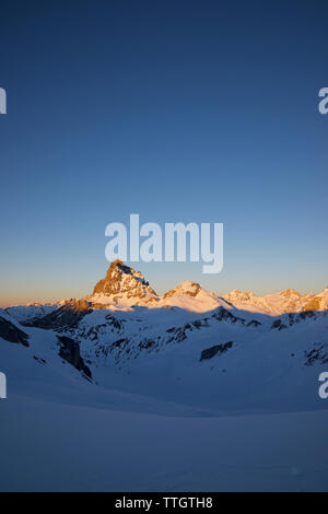 Schneebedeckte Berge in den Pyrenäen, hebt die Midi D'Ossau Peak. Stockfoto