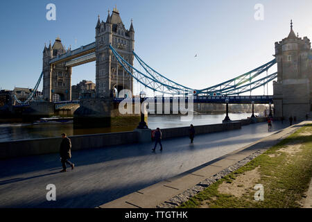 März 5, 2019, Menschen zu Fuß rund um die Tower Bridge in London. Stockfoto