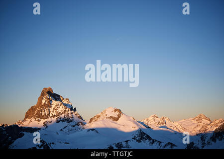 Schneebedeckte Berge in den Pyrenäen, hebt die Midi D'Ossau Peak. Stockfoto