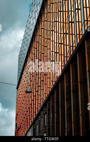 Moderne holländische Architektur. Seitenwand von Conservatorium van Amsterdam. Stockfoto