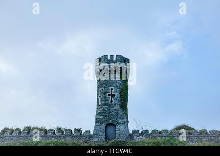 Alte Mauern und den Turm von Ruinen auf blauen Himmel. Stockfoto