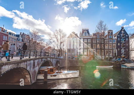 Sun flare fallen auf Wasser Kanal in der alten Stadt Amsterdam Stockfoto