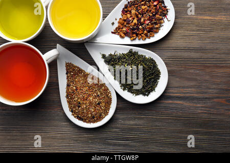 Tee- Konzept. Verschiedene Arten von trockenen Kaffee in Keramik Schüsseln und Tassen aromatischen Kaffee auf hölzernen Hintergrund Stockfoto