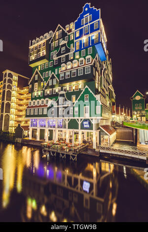 Moderne Architektur in traditioneller Weise. Inntel Hotels in Zaandam. Stockfoto