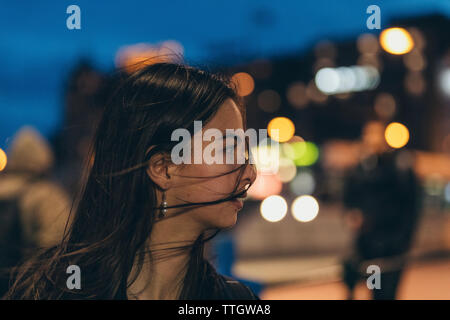 Profil anzeigen von Frau mit Wind im Haar zu Fuß auf die Straße. Stockfoto