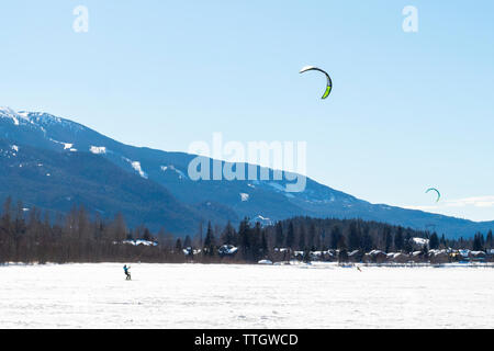 Eine Frau kite Ski auf einem zugefrorenen See an einem sonnigen Wintertag in Whistler Stockfoto