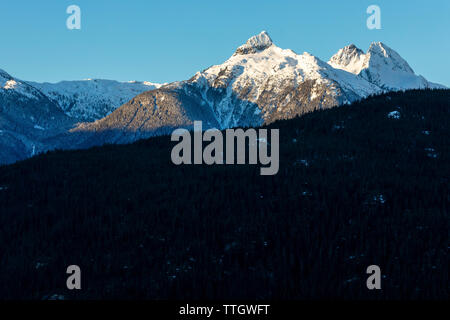 Ein Aussichtspunkt am Meer zu Sky Highway bietet einen weitläufigen Blick auf die Berge. Stockfoto