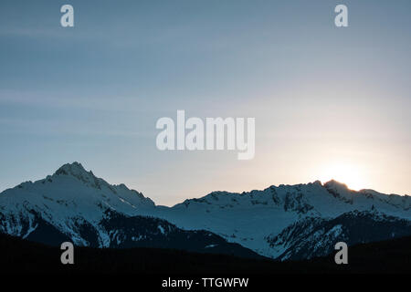 Ein Aussichtspunkt am Meer zu Sky Highway bietet einen weitläufigen Blick auf die Berge. Stockfoto