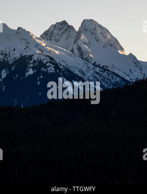 Die letzten Strahlen des Lichts Streik der Tantalus Strecke, bevor die Sonne untergeht. Stockfoto