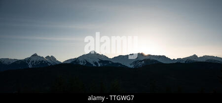 Die Sonne hinter dem tantalos Bereich neben dem Meer zu Sky Highway. Stockfoto