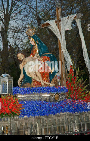 Heilige Woche. Bruderschaft der Alhambra. Jungfrau Maria und Jesus Christus tot. Granada. Region Andalusien. Spanien. Europa Stockfoto