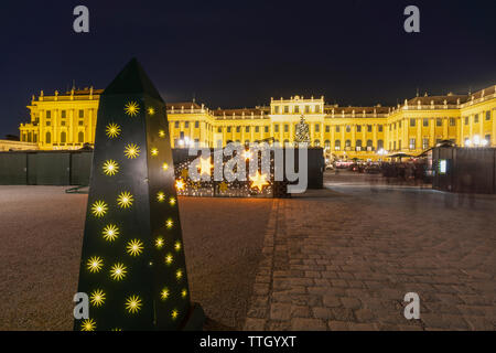 Weihnachtsbeleuchtung und Märkte im Schloss Schönbrunn, Wien Stockfoto