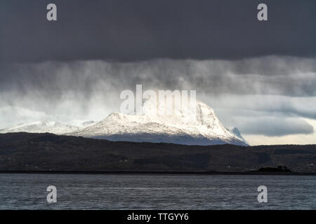 Gewitterwolken auf verschneiten Gipfeln und Meer entlang Ofotfjord, Norwegen Stockfoto