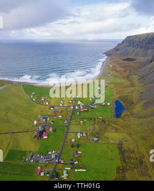 Antenne Panoramablick der Küstenort Unstad, Norwegen Stockfoto