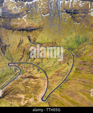 Luftaufnahme der kurvenreiche Straße zu Trollanes, Kalsoy, Färöer Inseln Stockfoto