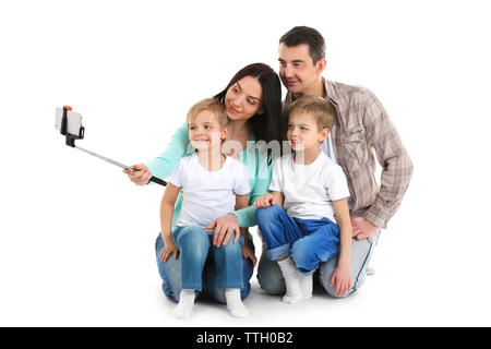 Happy Family, selfie mit selfie Stick isoliert auf weißem Stockfoto