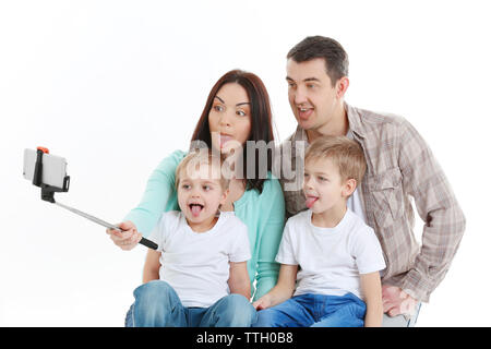 Happy Family, selfie mit selfie Stick isoliert auf weißem Stockfoto