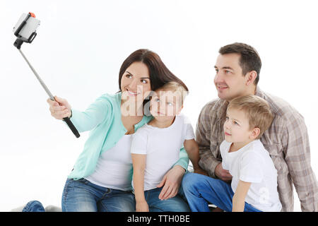 Happy Family, selfie mit selfie Stick isoliert auf weißem Stockfoto