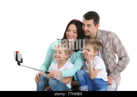 Happy Family, selfie mit selfie Stick isoliert auf weißem Stockfoto