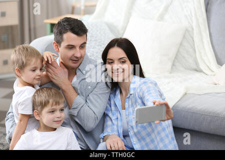 Happy Family machen auf der Couch selfie Hintergrund Stockfoto