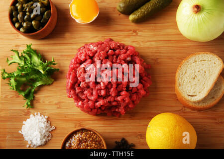 Beef Tartar Zutaten auf Holz Schneidebrett Stockfoto