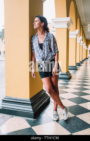 In voller Länge Porträt einer Frau lehnte sich auf eine Spalte in Lima Stockfoto