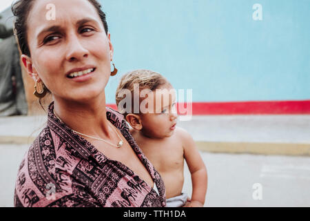 Porträt einer Frau, die ihr Baby Holding Stockfoto