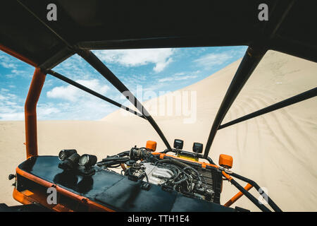 Ansicht aus einem sand Buggy in der Wüste vor blauem Himmel Stockfoto
