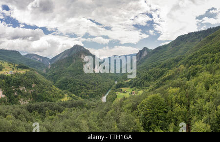 Berge und kleine Dorf, Tara Canyon, Djurdjevica Tara Brücke, Montenegro Stockfoto