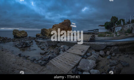 Otrada Strand in Odessa, Ukraine, in einem düsteren Sommermorgen. Dunkle Wolken asperatus über das Meer bis zum Morgengrauen. Stockfoto