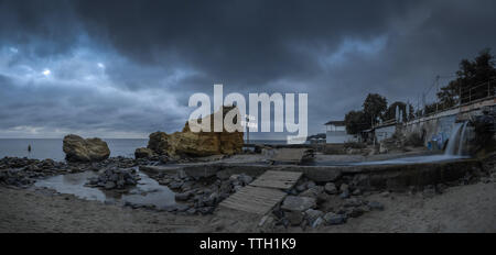 Otrada Strand in Odessa, Ukraine, in einem düsteren Sommermorgen. Dunkle Wolken asperatus über das Meer bis zum Morgengrauen. Stockfoto