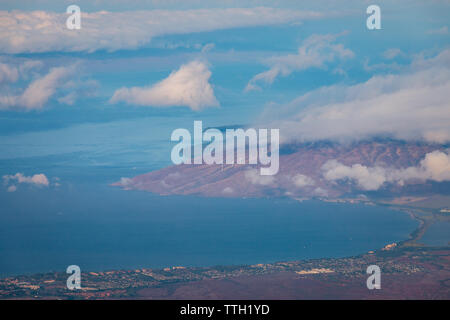 Westcoast Landschaft der hawaiianischen Insel Maui mit modernen Windmühlen von der Oberseite des Haleakala Vulkan gesehen, USA Stockfoto