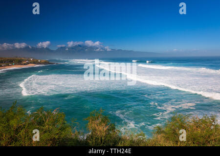 Blick von Hookipa Lookout zu Hookipa Beach Park (Ho'okipa) auf der hawaiianischen Insel Maui, USA Stockfoto