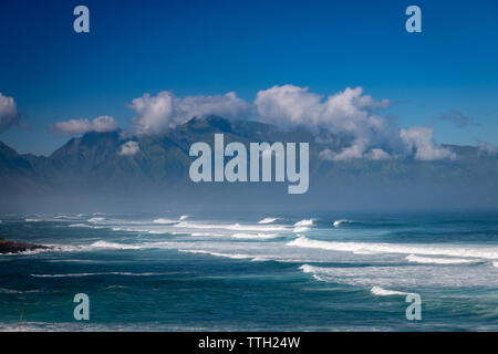 Blick von Hookipa Lookout zu Hookipa Beach Park (Ho'okipa) auf der hawaiianischen Insel Maui, USA Stockfoto