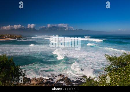 Blick von Hookipa Lookout zu Hookipa Beach Park (Ho'okipa) auf der hawaiianischen Insel Maui, USA Stockfoto