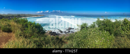 Panoramablick von Hookipa Lookout zu Hookipa Beach Park (Ho'okipa) auf der hawaiianischen Insel Maui, USA Stockfoto