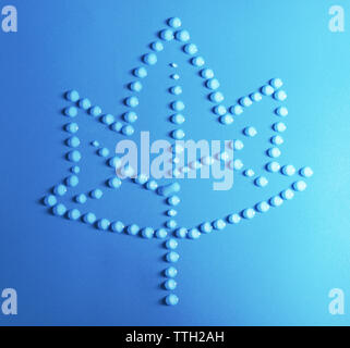 Maple Leaf aus Wassertropfen auf einem blauen Hintergrund Stockfoto