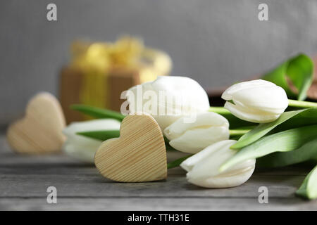 Weiße Tulpen auf einem Holztisch, in der Nähe Stockfoto